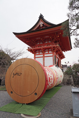 「ARTISTS’FAIR KYOTO 2022」で京都・清水寺仁王門横に設置された「Yotta」の巨大こけし作品「花子」の脚裏べニア。2022年3月13日撮影