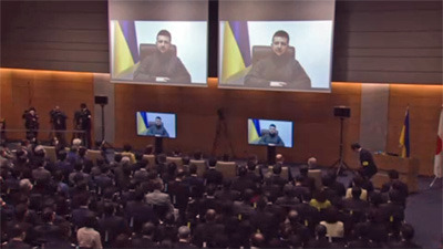 衆議院議員会館内の国際会議場のスクリーンに現れたゼレンスキー・ウクライナ大統領と演説を待つ国会関係者
