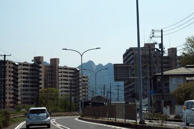 広島市西郊のマンションの狭間に現れた宮島の峰々