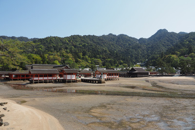 入江奥の干潟上に広がる厳島神社の社殿群