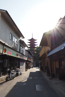 宮島の町家通りと厳島神社横の五重塔