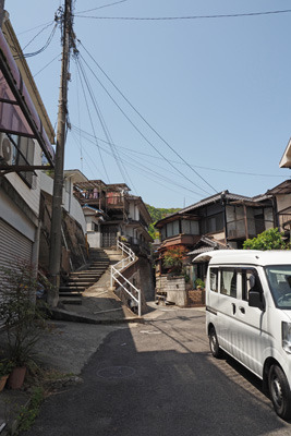 広島・呉市街の縁から続く山腹・崖上住居への登り坂