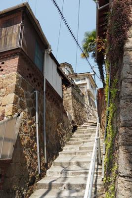 古い石垣や煉瓦壁、そして住宅が残る呉の崖上宅地と急階段