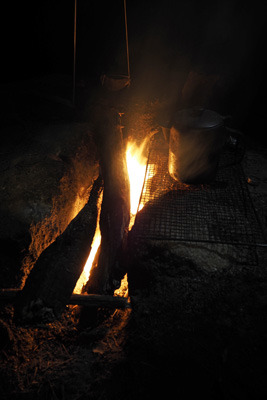 夜、石で作った竃の中で燃える薪。滋賀・湖南アルプス山中にて