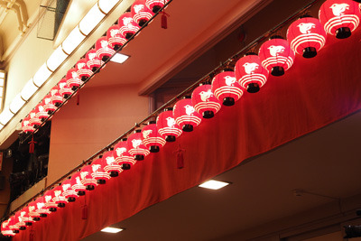 鴨川をどりの開演前、先斗町歌舞練場内の劇場に吊るされる千鳥提灯