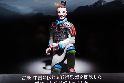 京都美術館の「兵馬俑と古代中国展」で放映される武人俑の彩色復元影像