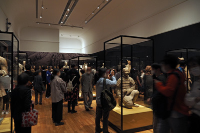 観覧者で賑わう京都市京セラ美術館の「兵馬俑と古代中国展」