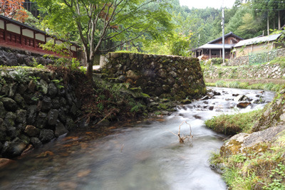 京都貴船奥にある高所集落・芹生の家並と集落を流れる灰屋川