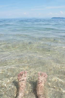 近江舞子雄松浜のみぎわで、沖島を見ながら琵琶湖の湖水に足を浸して涼む