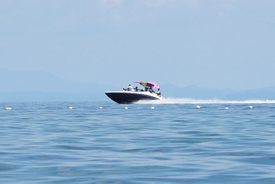 近江舞子水泳場の際を突っ走るプレジャーボート