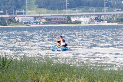 琵琶湖湖岸で女を物色する水上バイクの中年男
