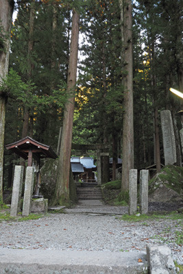 甲斐駒ヶ岳の麓にあり、駒ヶ岳信仰の拠点の一つ竹宇駒ヶ岳神社