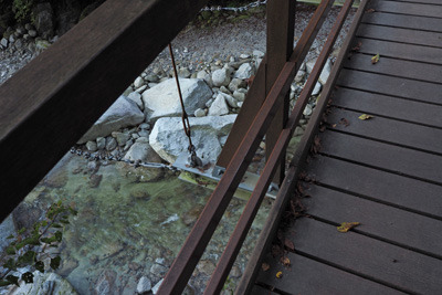 甲斐駒ヶ岳の麓の吊り橋下を流れる尾白川の清流