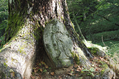 甲斐駒ヶ岳・黒戸尾根道脇に現れた、嘉永三年の紀年がある石像