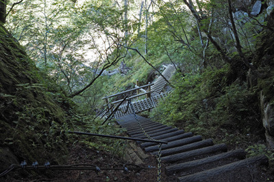 甲斐駒ヶ岳・黒戸尾根ルートの五合目小屋跡の岩山横の危険な梯子場