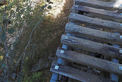 甲斐駒ヶ岳・黒戸尾根ルートの五合目小屋跡と七丈小屋間にある梯子橋とその下
