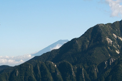 甲斐駒ヶ岳・黒戸尾根ルート唯一の山小屋・七丈小屋のテント場から見えた、鳳凰三山越しの富士山
