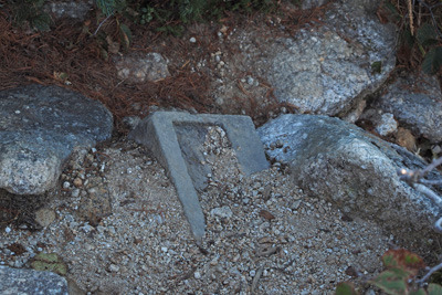 甲斐駒ヶ岳・黒戸尾根七合目付近の足下に現れた古い石材
