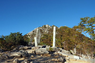 甲斐駒ヶ岳・黒戸尾根八合目にある御来迎場と鳥居跡の2本の石柱