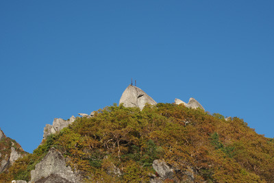 甲斐駒ヶ岳・黒戸尾根上部にある、剣2本が刺された烏帽子岩