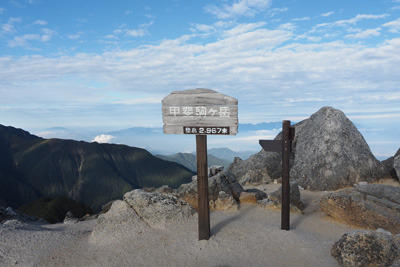 甲斐駒ヶ岳山頂とその標識