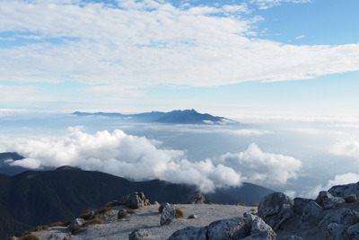 甲斐駒山頂から見えた、北東の雲海に浮く八ヶ岳連峰