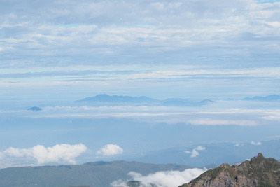 甲斐駒山頂から見えた、北西の雲海に浮く乗鞍岳
