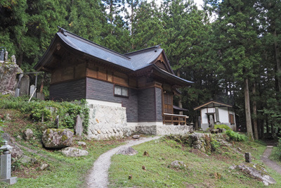 甲斐駒ヶ岳・黒戸尾根の出発地である竹宇駒ヶ岳神社の社殿とその脇を通る参道兼登山道