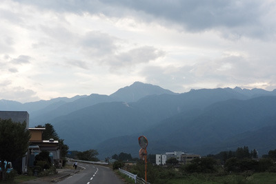 小淵沢インター付近から見えた曇天中の甲斐駒ヶ岳の威容