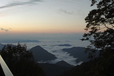 京都府北部の大江山8合目・鬼嶽稲荷神社からみた日の出前の空と雲海