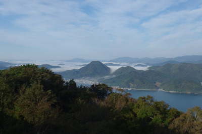 西舞鶴、五老ヶ岳山上からみた建部山向こうの雲海や大江山