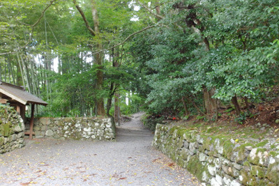 10月末で未だ紅葉していない、武奈ヶ岳登山口の比良西麓葛川坊村・明王院境内