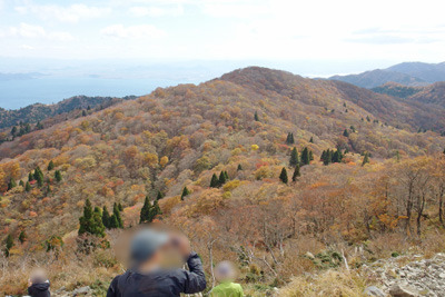 比良山脈・武奈ヶ岳山頂からみた、同山脈コヤマノ岳周辺の紅黄葉
