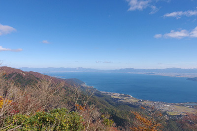 滋賀県西部・比良山脈堂満岳山頂からみた山脈の紅葉と琵琶湖北湖