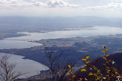 滋賀県西部・比良山脈堂満岳山頂からみた琵琶湖南湖や琵琶湖大橋