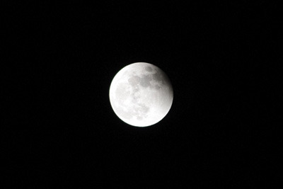 2022年11月8日夜、京都市左京区大文字山上空で皆既月食から変化した部分食が終り、半影食に変わる直前の満月