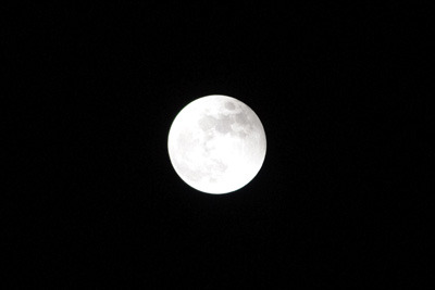 2022年11月8日夜、京都市左京区大文字山上空で皆既月食から変化した部分食が終り、半影食となった満月