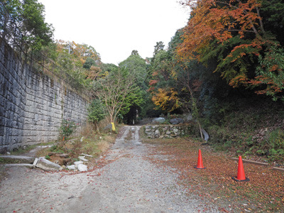 京都市左京区別当町のバプテスト病院の擁壁下の瓜生山登山口