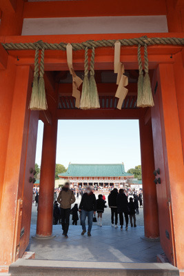 2023（令和5）年元日午前の京都・平安神宮応天門向こうに見える神宮本殿「大極殿」