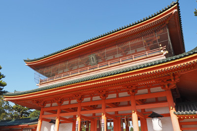 2023（令和5）年元日午前の快晴の空の下に聳える朱色鮮やかな京都・平安神宮の応天門