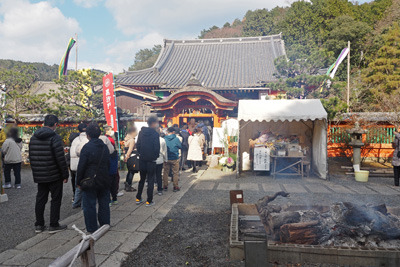 2023（令和5）年元日昼頃の京都・毘沙門堂の境内と参拝客