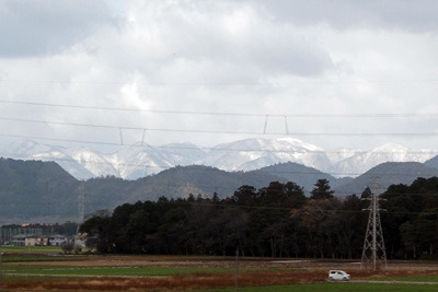 新幹線車窓からみた冠雪する滋賀西部・比良山脈中核部の堂満岳や武奈ヶ岳等