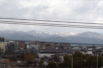 新幹線車窓よりみた、京都北山の天狗杉や杉峠等の奥鞍馬の雪峰
