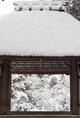 雪に覆われる京都・法然院の山門と額縁写真的雪景