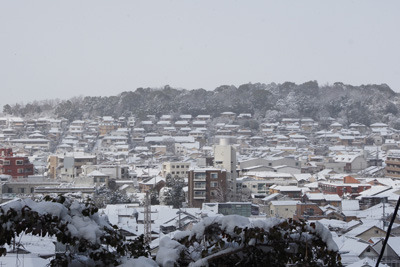 法然院から見た雪に埋もれる神楽岡と左京区市街