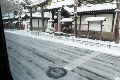 雪に埋もれる、京都市上京区・白峰神宮や今出川通