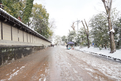 大雪のため、露店出店が殆どない初天神の北野天満宮境内