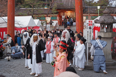 京都吉田神社大元宮前で行われる、福鬼一行による除災・福授けの節分祭行事