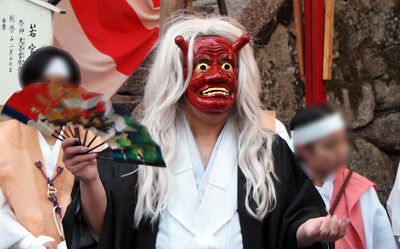 京都・吉田神社の節分祭に現れた、扇をあおぐ赤福鬼