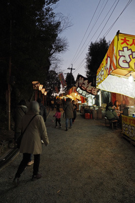 京都吉田神社節分祭で参道に並ぶ露店とその灯り